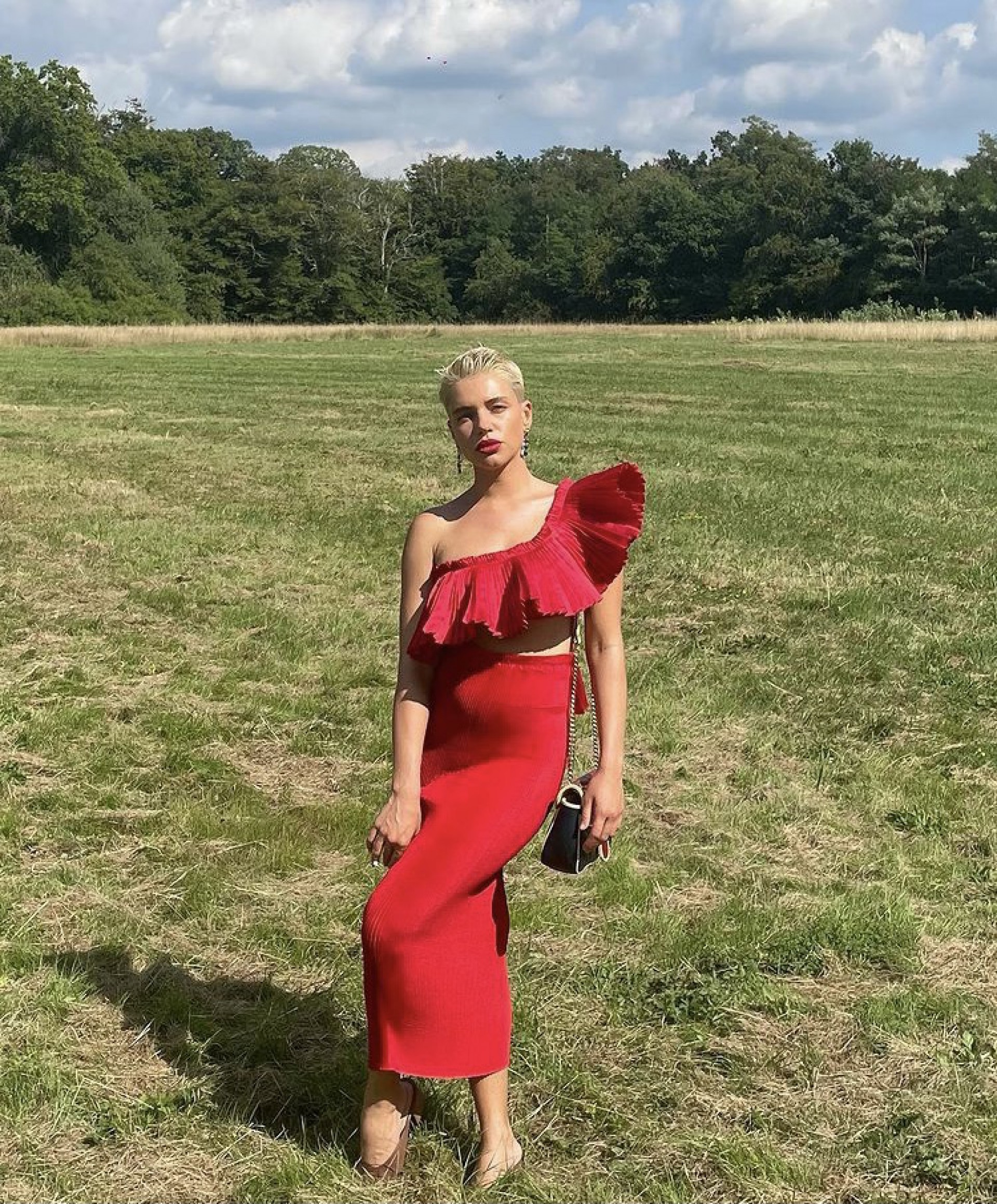 Bruna Linzmeyer aparece deslumbrante em look vermelho - Reprodução / Instagram