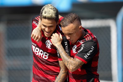 Com dois gols de Pedro, Flamengo vence o Avaí de virada na Ressacada