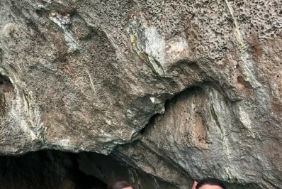 Claudia Raia aproveita banho de mar com filhos, Sophia Raia e Enzo Celulari, em Capri