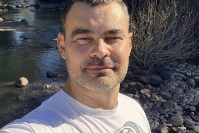 Carmo Dalla Vecchia rebate fã que critica seu comportamento: 'Acho que não precisa falar tanto que é gay'