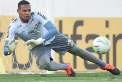 Botafogo disputa com o São Paulo contratação de goleiro do Santos