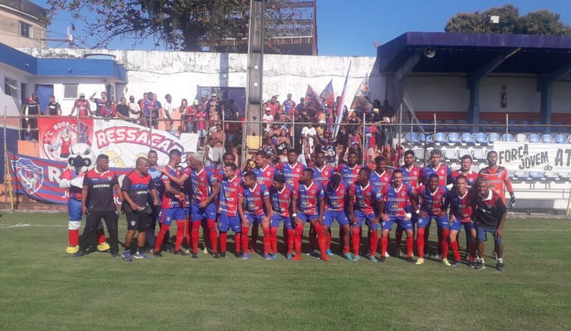 O Sociedade Esportiva Belford Roxo posando antes do início do jogo em Itaboraí - Marcos Leandro / SEBR