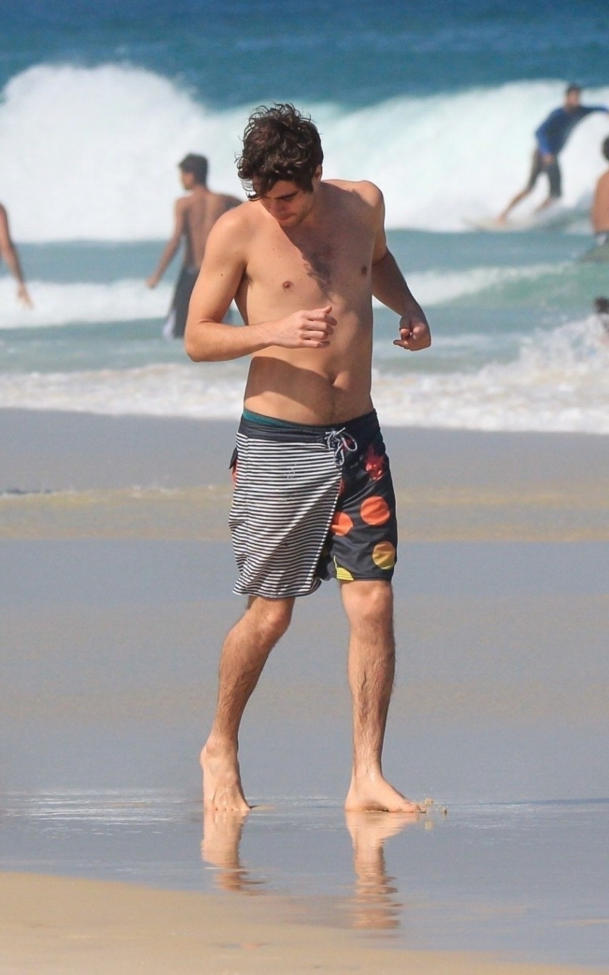 Rafael Vitti foi visto se divertindo em banho de mar com a filha na praia da Barra