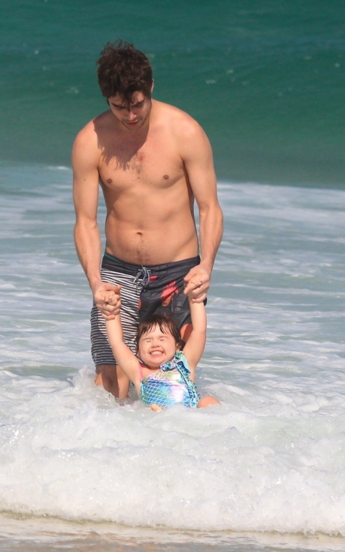 O ator Rafael Vitti, de 'Al&eacute;m da Ilus&atilde;o', levou a filha para aproveitar o dia de sol na praia da Barra da Tijuca