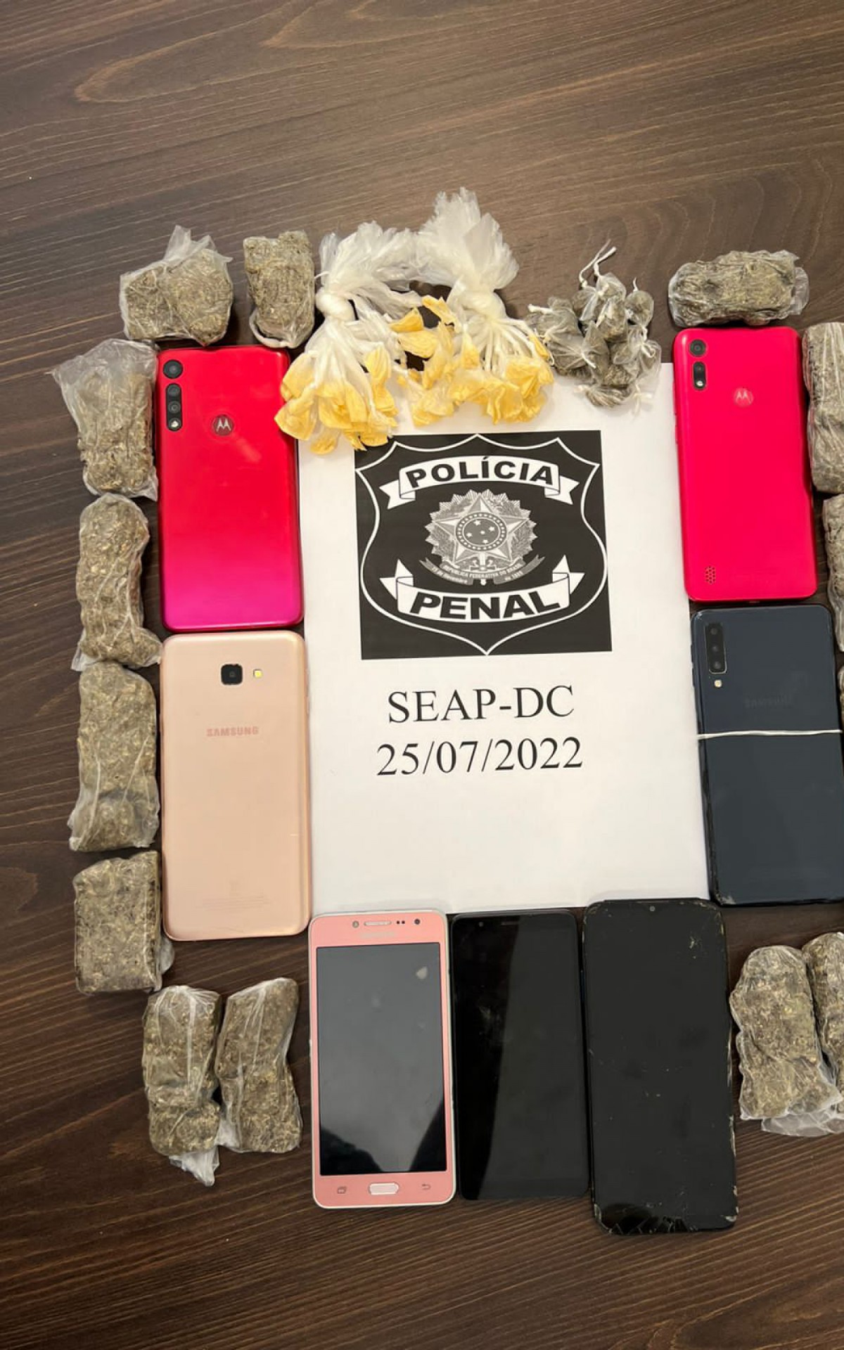 Material apreendido pelos policias penais na Casa de Cust&oacute;dia Dalton Crespo de Castro, em Campos