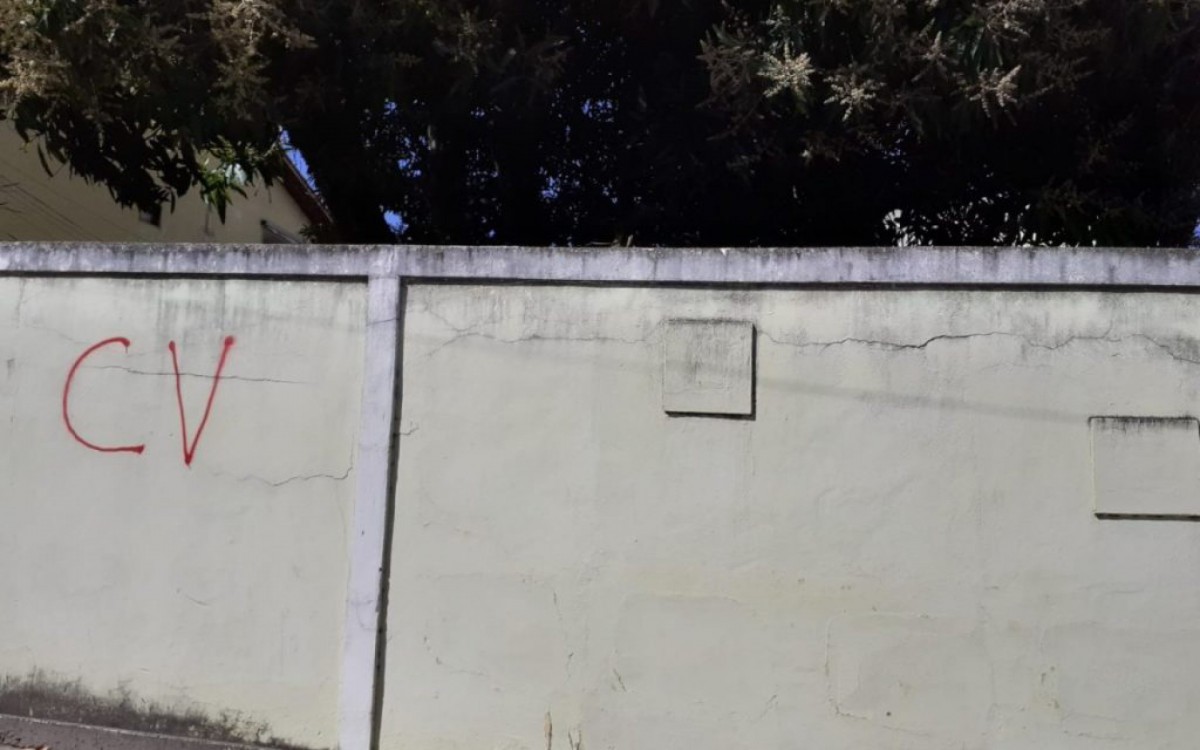 Araruama tem locais pichados com sigla de fac&ccedil;&atilde;o criminosa e &lsquo;fora mil&iacute;cia&rsquo;
