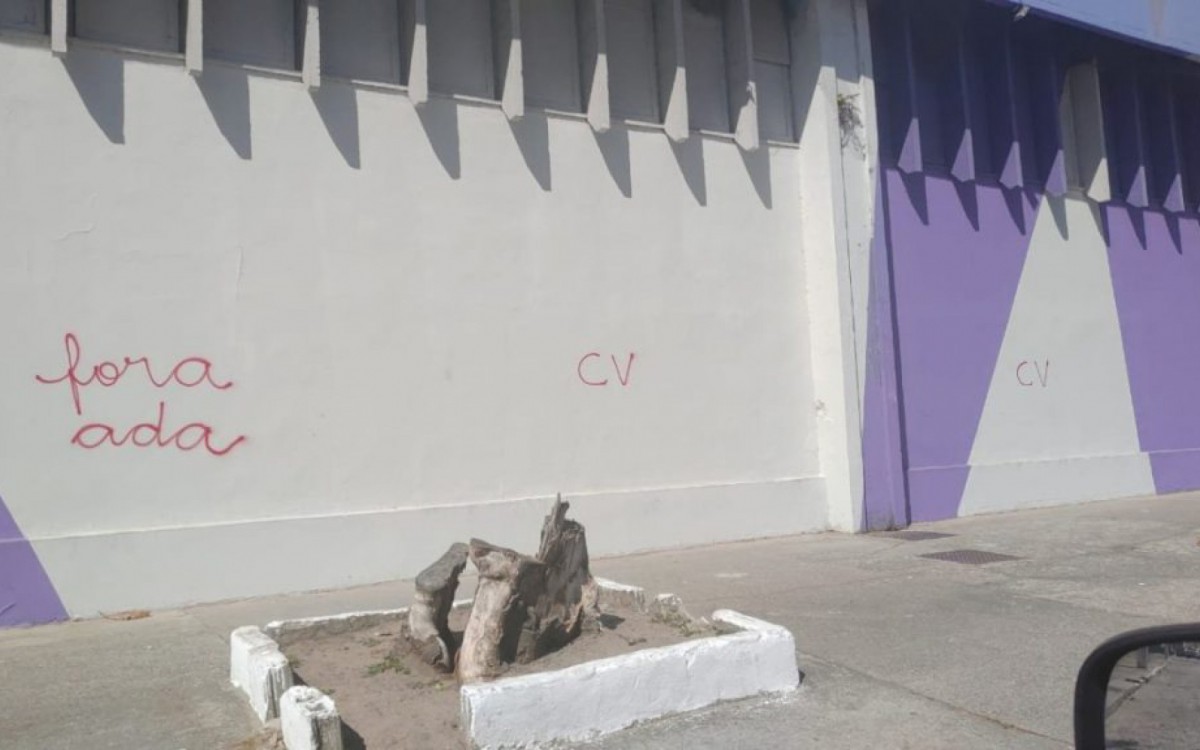 Araruama tem locais pichados com sigla de fac&ccedil;&atilde;o criminosa e &lsquo;fora mil&iacute;cia&rsquo;
