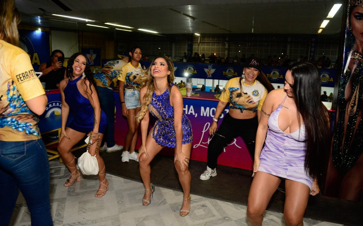 Lexa dançou muito durante a feijoada da Unidos da Tijuca
