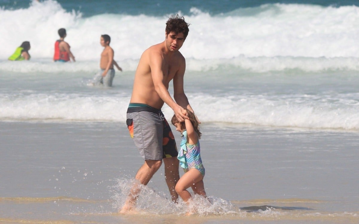 Rafael Vitt leva Clara Maria para curtir dia de praia na Zona Oeste do Rio - Fabricio Pioyani / Ag. News