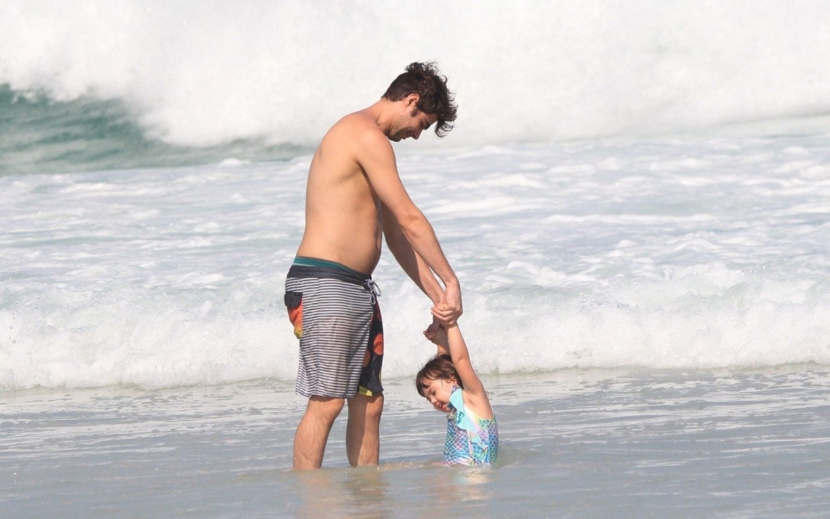 O ator Rafael Vitti, de 'Al&eacute;m da Ilus&atilde;o', levou a filha para aproveitar o dia de sol na praia da Barra da Tijuca