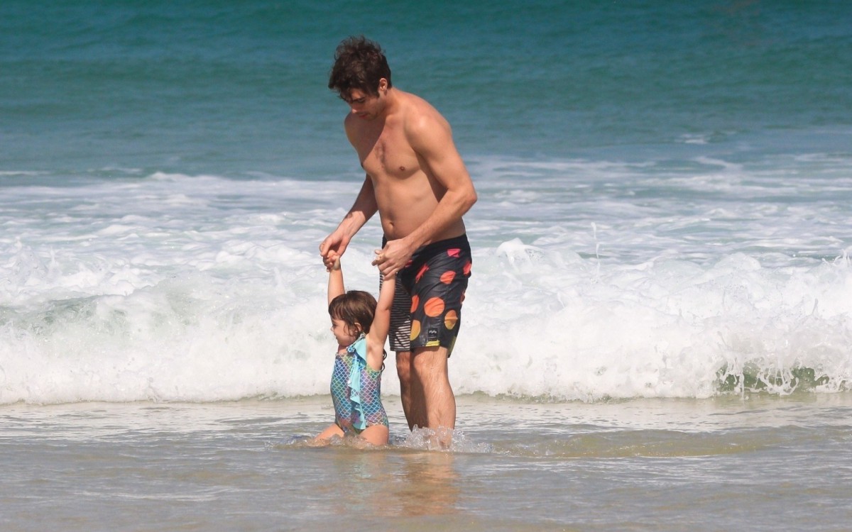 Rafael Vitti foi visto se divertindo em banho de mar com a filha, Clara Maria, na praia da Barra