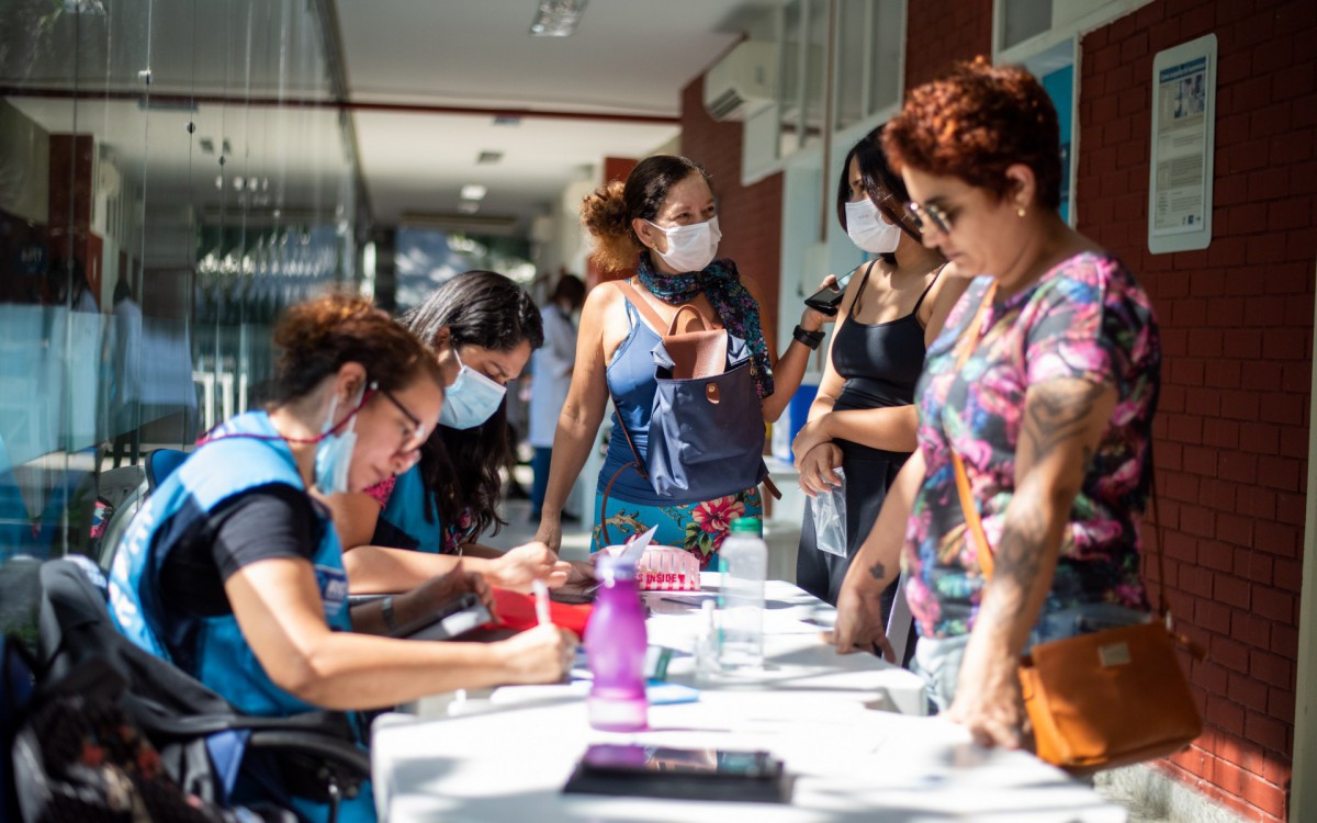 Cariocas com 30 anos ou mais, fazem filas nos postos de vacina&ccedil;&atilde;o na manh&atilde; desta segunda-fe ... da 4&ordf; dose contra a Covid para essa faixa et&aacute;ria. G&aacute;vea, zona sul do Rio de Janeiro.1