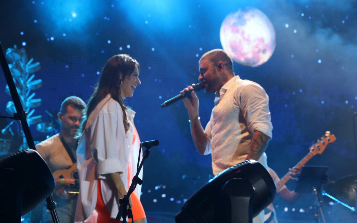 Paolla Oliveira arrasa em show de Diogo Nogueira