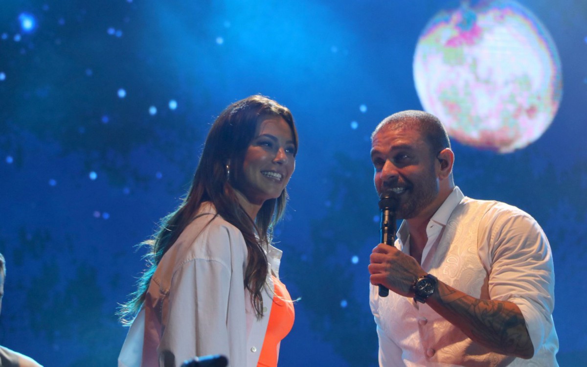 Paolla Oliveira arrasa em show de Diogo Nogueira