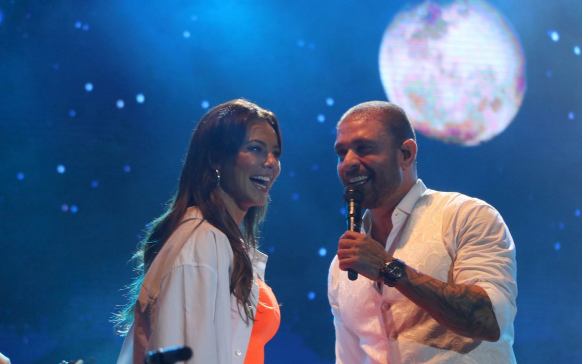 Paolla Oliveira arrasa em show de Diogo Nogueira