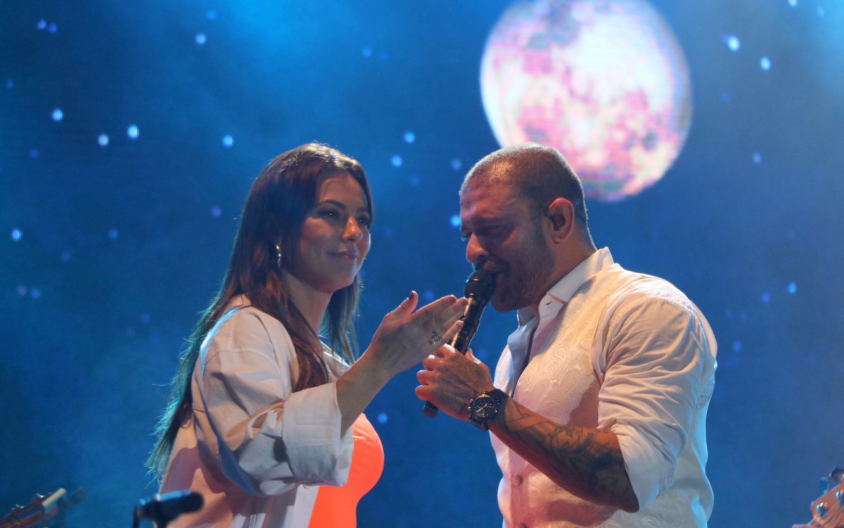 Paolla Oliveira arrasa em show de Diogo Nogueira