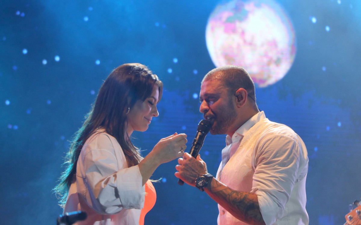 Paolla Oliveira arrasa em show de Diogo Nogueira
