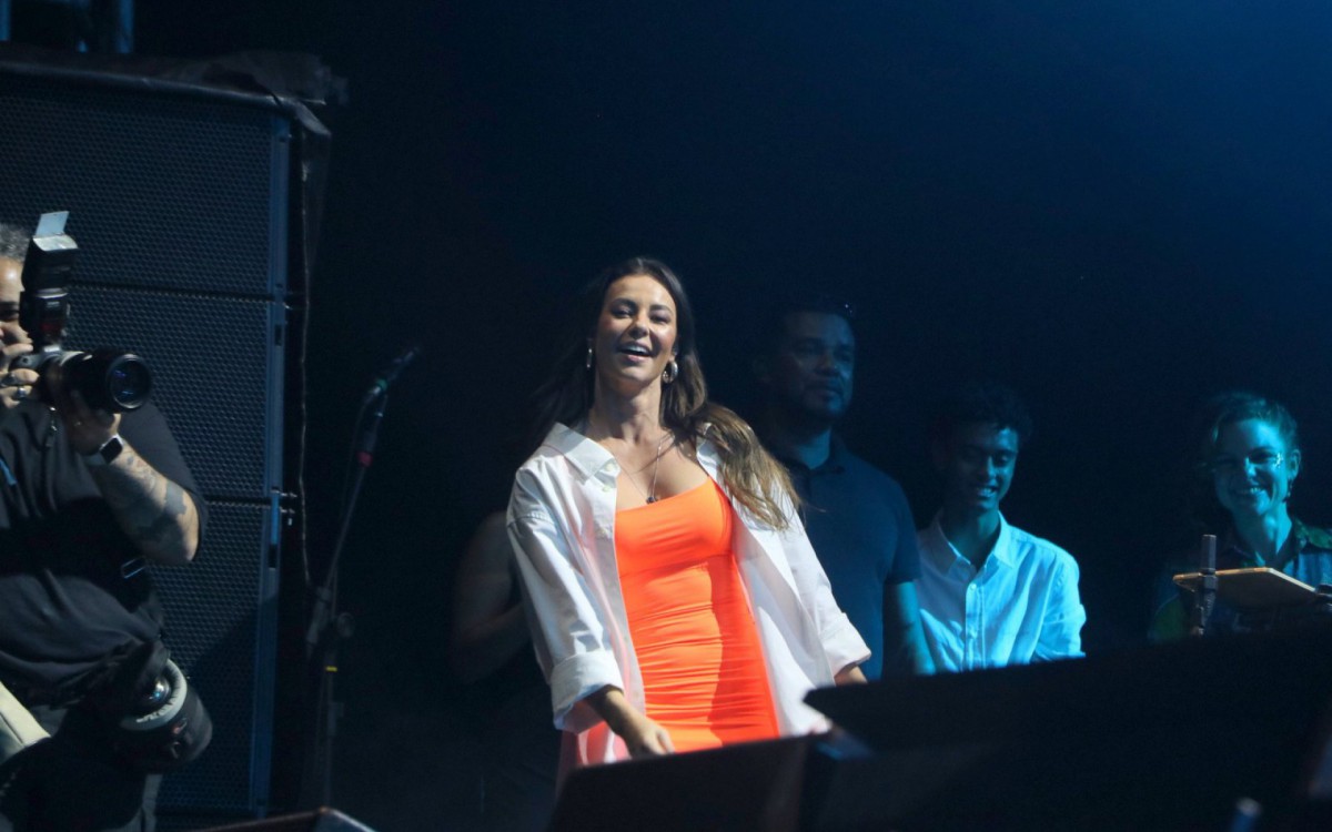 Paolla Oliveira arrasa em show de Diogo Nogueira
