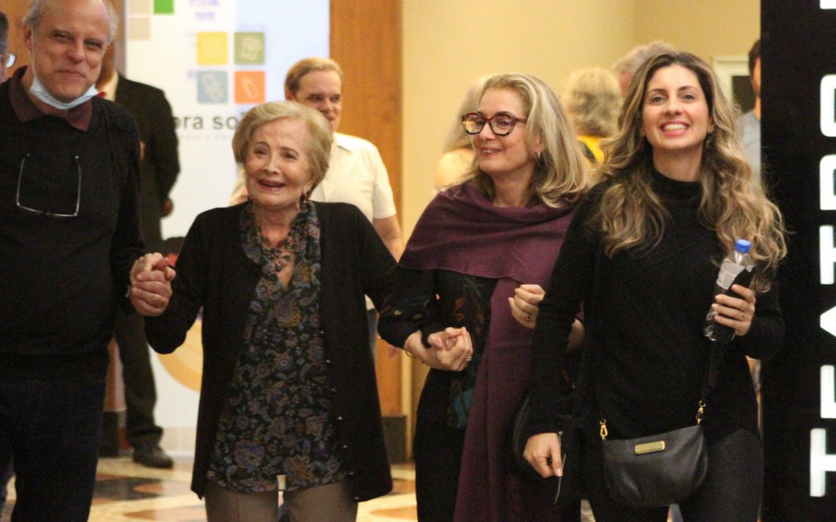 Gloria Menezes foi ao teatro com a fam&iacute;lia