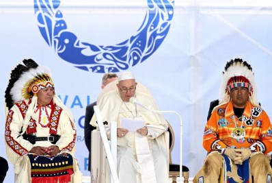 Papa se reúne com sobreviventes de escola para indígenas no Canadá