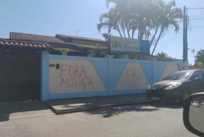 Araruama tem locais pichados com sigla de facção criminosa e ‘fora milícia’