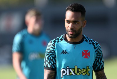 Alex Teixeira é regularizado e pode estrear pelo Vasco contra Chapecoense