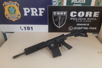 PRF prende mulher que levava fuzil dentro de casaco