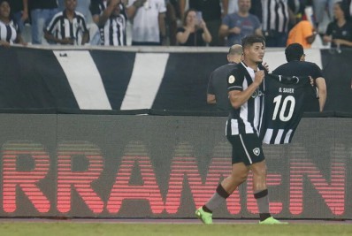 Jogadores do Botafogo dedicam vitória no Campeonato Brasileiro a Gustavo Sauer