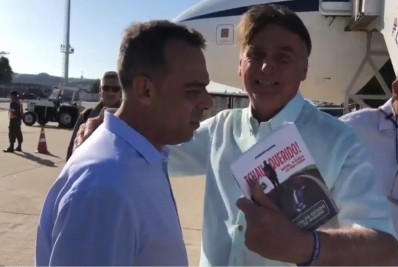 'Carrasco de Witzel' entrega livro sobre impeachment no Rio a Bolsonaro