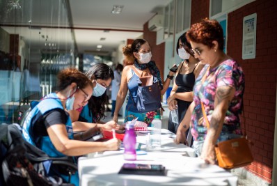 Cariocas com mais de 30 anos fazem fila em busca de segunda dose de reforço na Zona Sul 