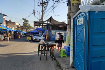 Prefeitura gonçalense instala banheiros na Feira do Gradim