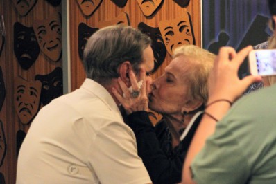 Glória Menezes dá selinho em Diogo Vilela após conferir peça do ator no Rio