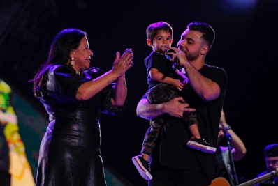 Filho de Marília Mendonça sobe ao palco pela primeira vez em show do pai, Murilo Huff