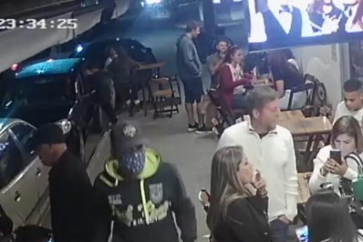 Câmeras flagram homem cometendo série de assaltos em Cabo Frio