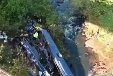 Ônibus cai de ponte e deixa mais de 30 mortos no Quênia