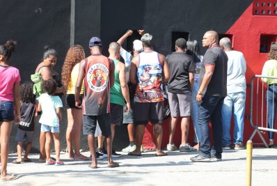 Torcedores do Flamengo formam longas filas para retirar ingressos e gratuidades para jogo contra o Athletico-PR