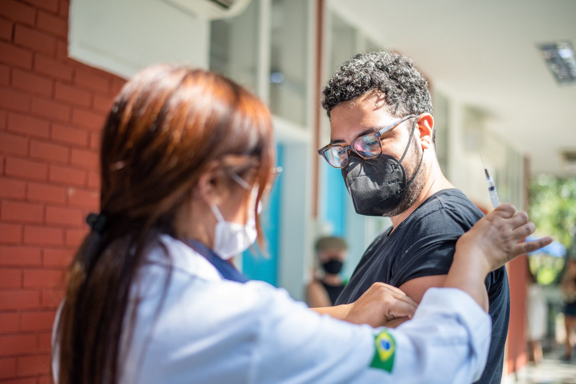 Cariocas com 30 anos ou mais, fazem filas nos postos de vacina&ccedil;&atilde;o na manh&atilde; desta segunda-feira (25), para aplica&ccedil;&atilde;o da 4&ordf; dose contra a Covid para essa faixa et&aacute;ria - Vanessa Ataliba/Ag&ecirc;ncia O Dia