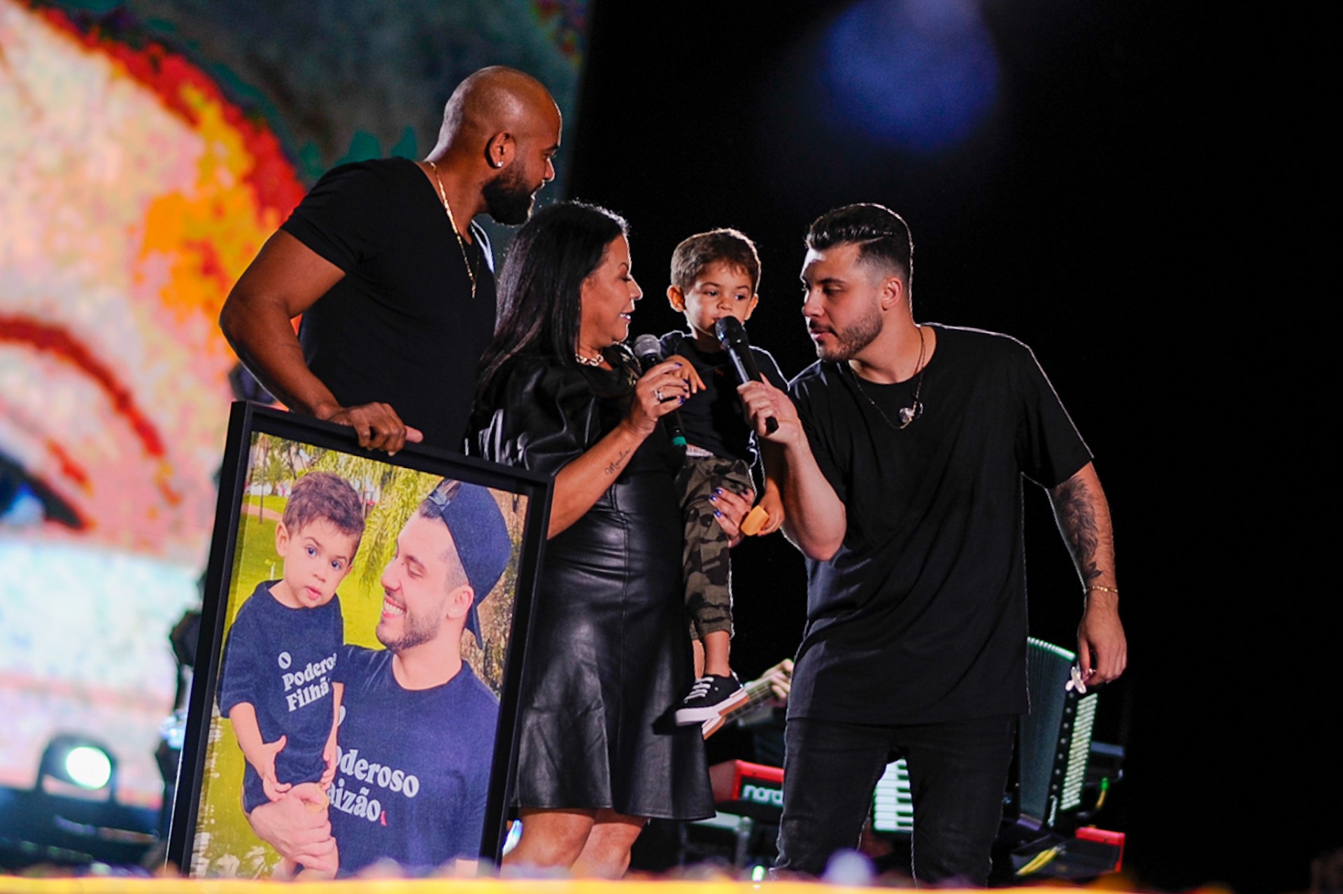 Murilo Huff recebe o filho e a mãe de Marília Mendonça no palco - Eduardo Martins / Agnews
