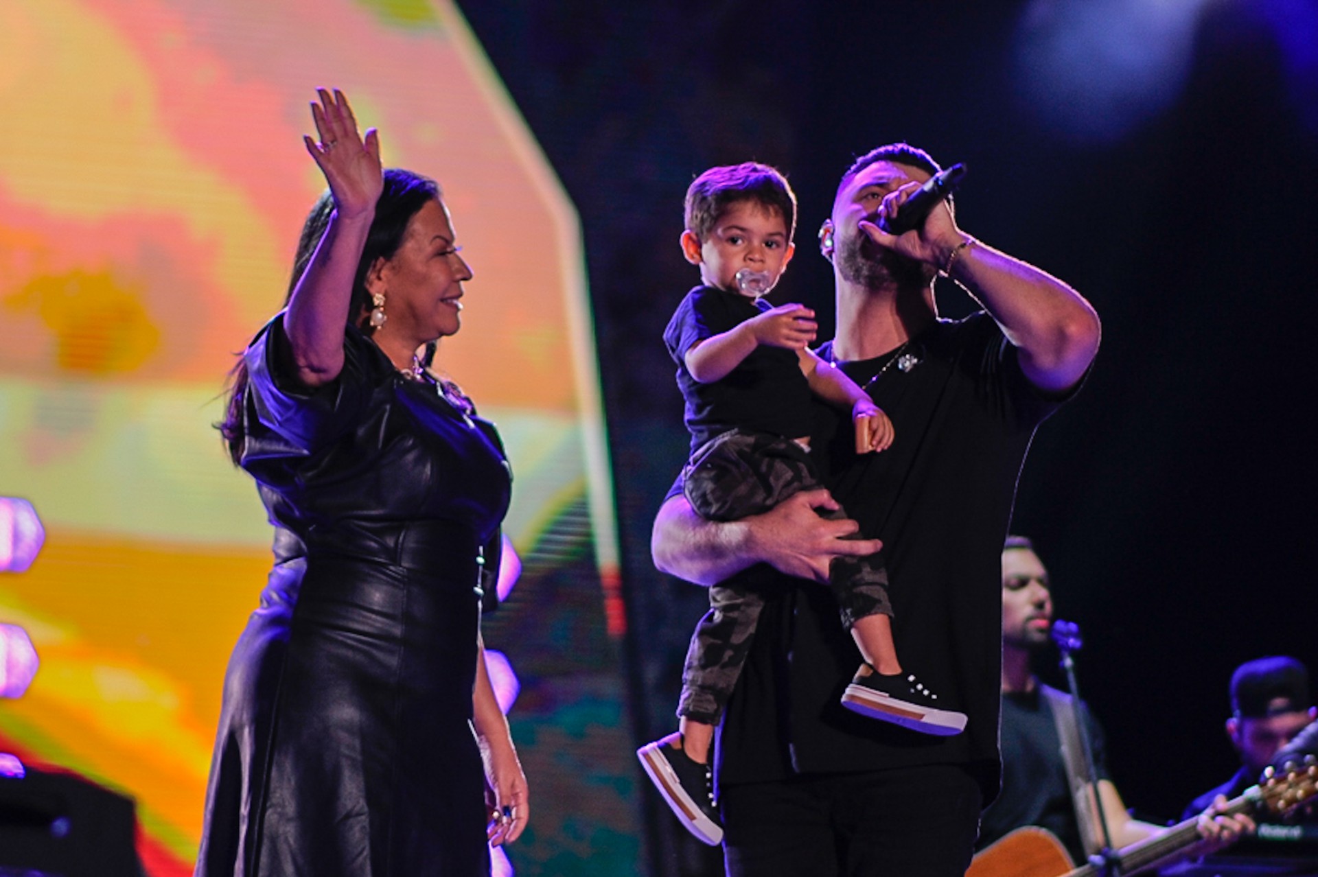 Murilo Huff recebe o filho e a mãe de Marília Mendonça no palco - Eduardo Martins / Agnews