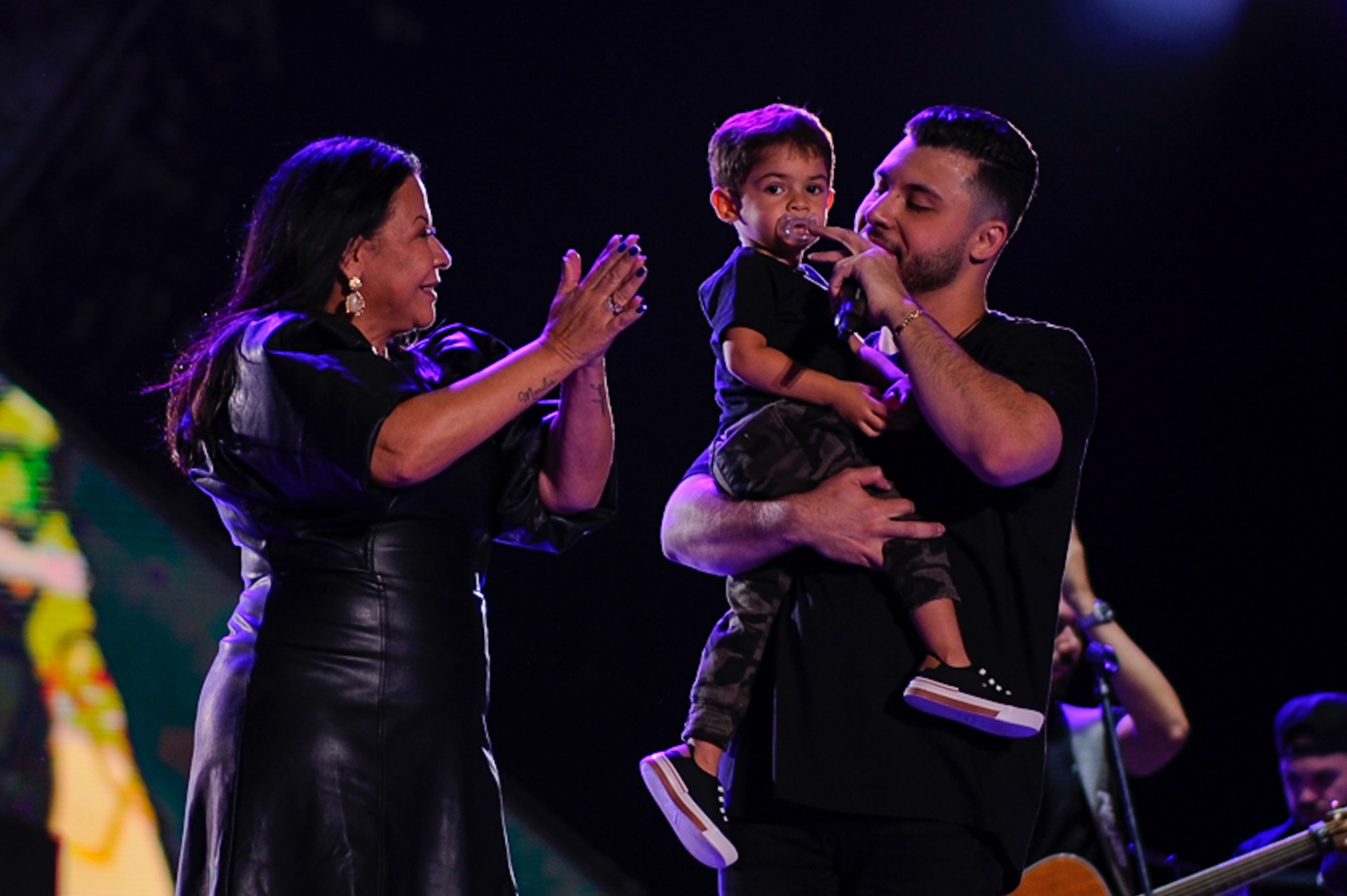 Murilo Huff recebe o filho e a mãe de Marília Mendonça no palco - Eduardo Martins / Agnews