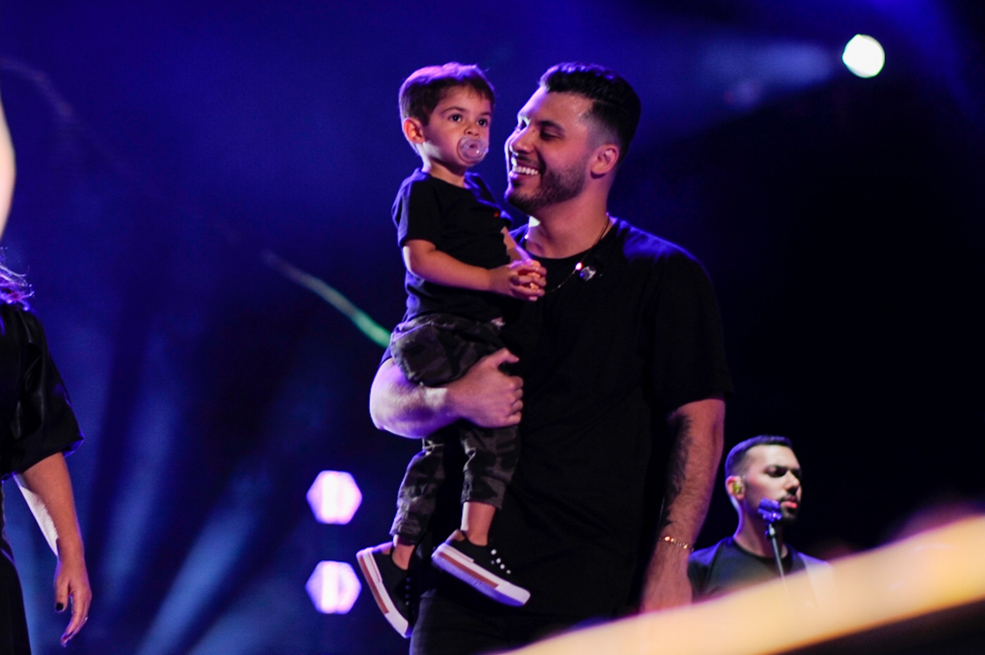 Murilo Huff recebe o filho no palco - Eduardo Martins / Agnews