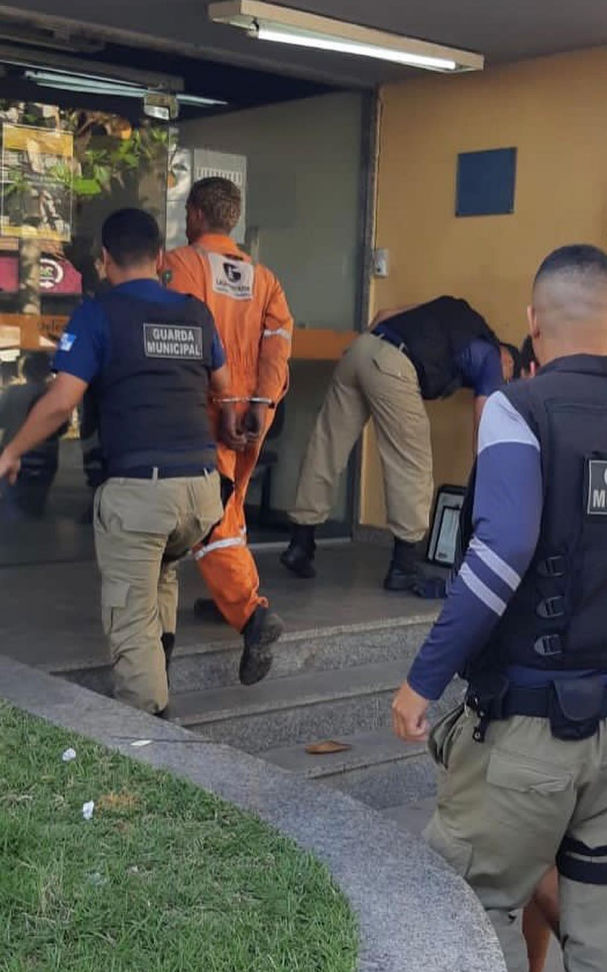 A equipe os encaminhou para a delegacia