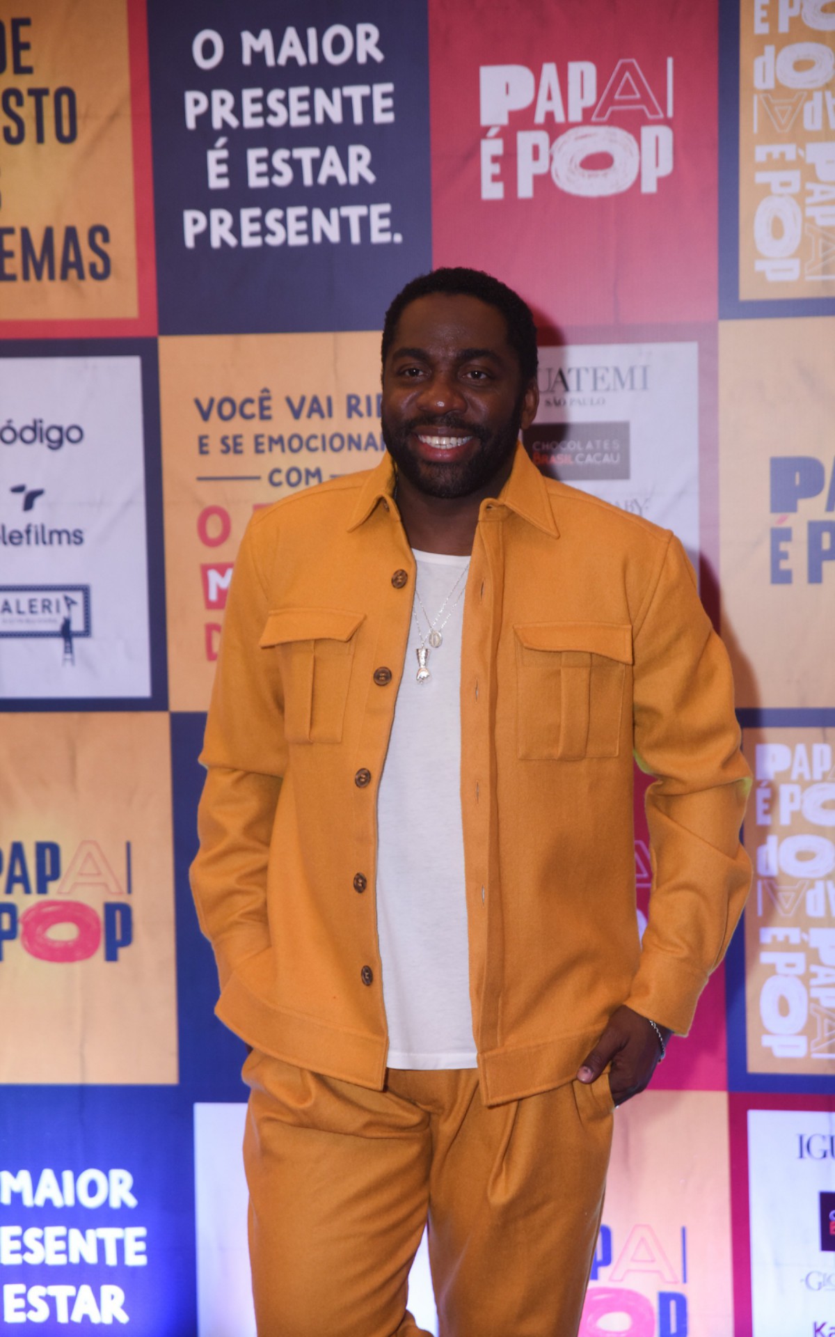 L&aacute;zaro Ramos rouba a cena em pr&eacute;-estreia de 'Papai &eacute; Pop'