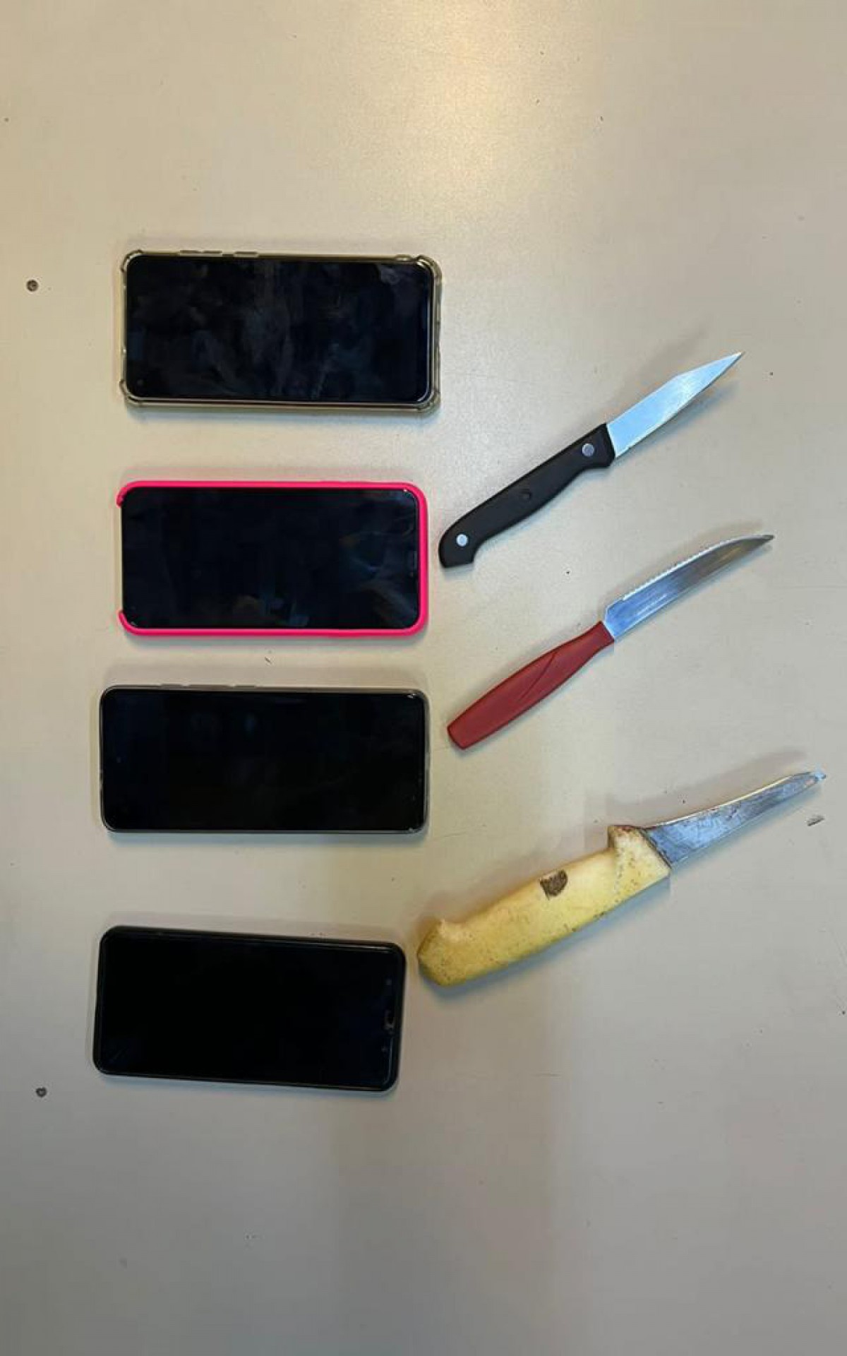 Polícia apreendeu com o acusado facas e celulares roubados durante o cárcere - Divulgação