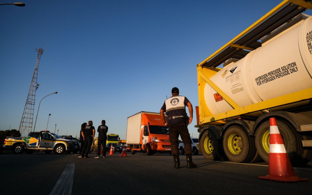 Fiscais acompanham movimentação de carros e veículos em vias de acesso ao Rio
