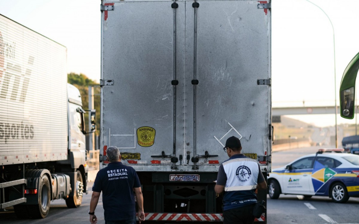 Fiscais acompanham movimentação de carros e veículos em vias de acesso ao Rio