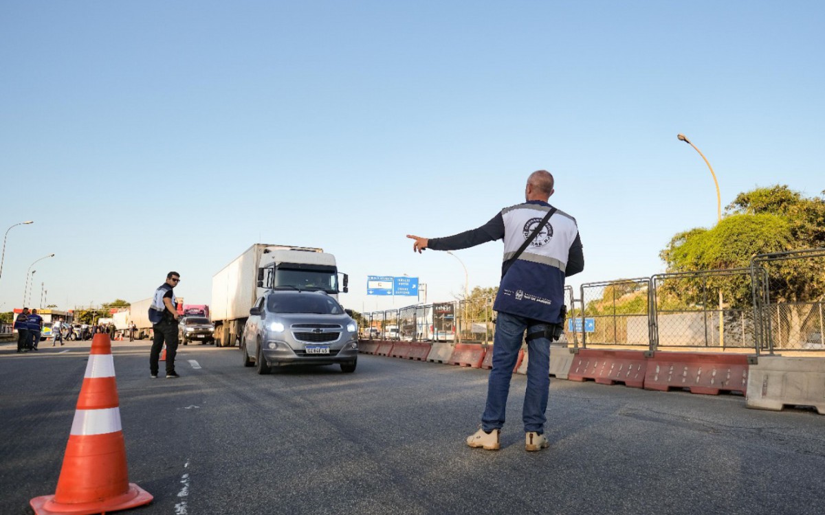 Fiscais acompanham movimentação de carros e veículos em vias de acesso ao Rio - Divulgação