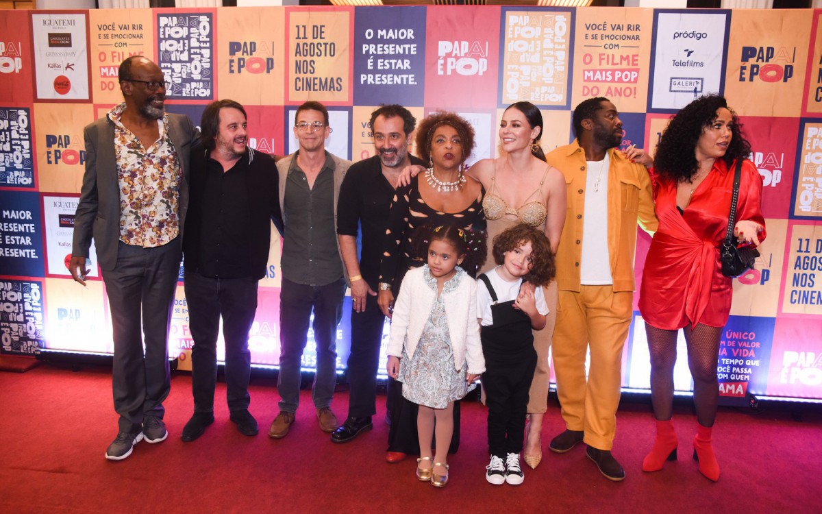 Elenco de Papai &eacute; Pop posa para fotos