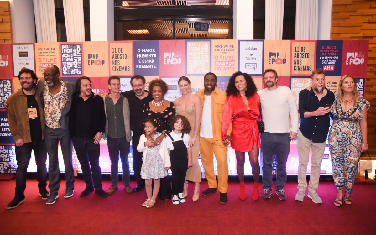 Elenco de Papai &eacute; Pop posa para fotos