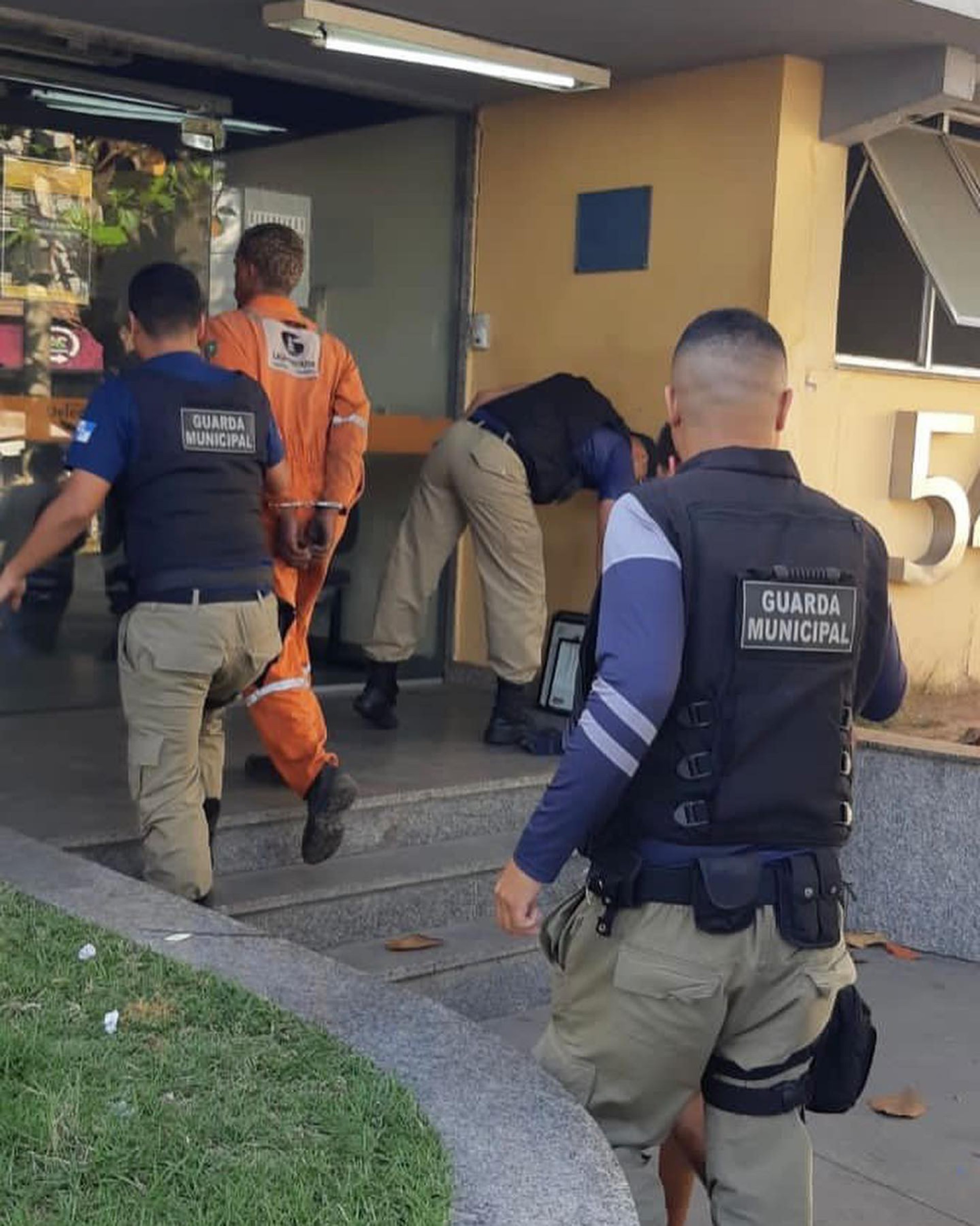 A equipe os encaminhou para a delegacia - Divulga&ccedil;&atilde;o